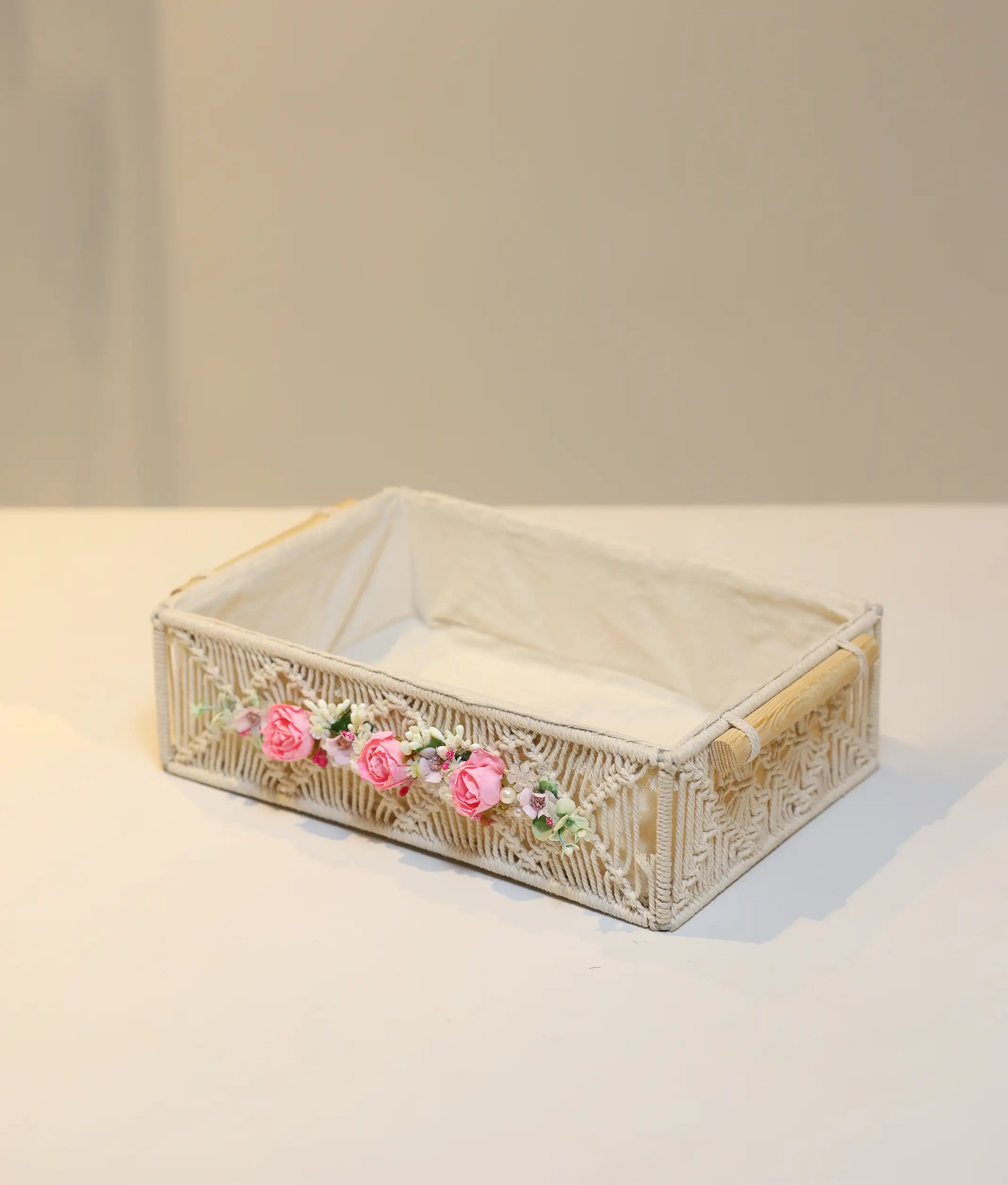 Pink baptism basket, an elegant accessory for naming ceremonies and christenings