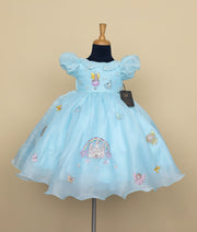 Blue princess dress for girls with fairy tale embroidery, puff sleeves, and pearl embellishments.
